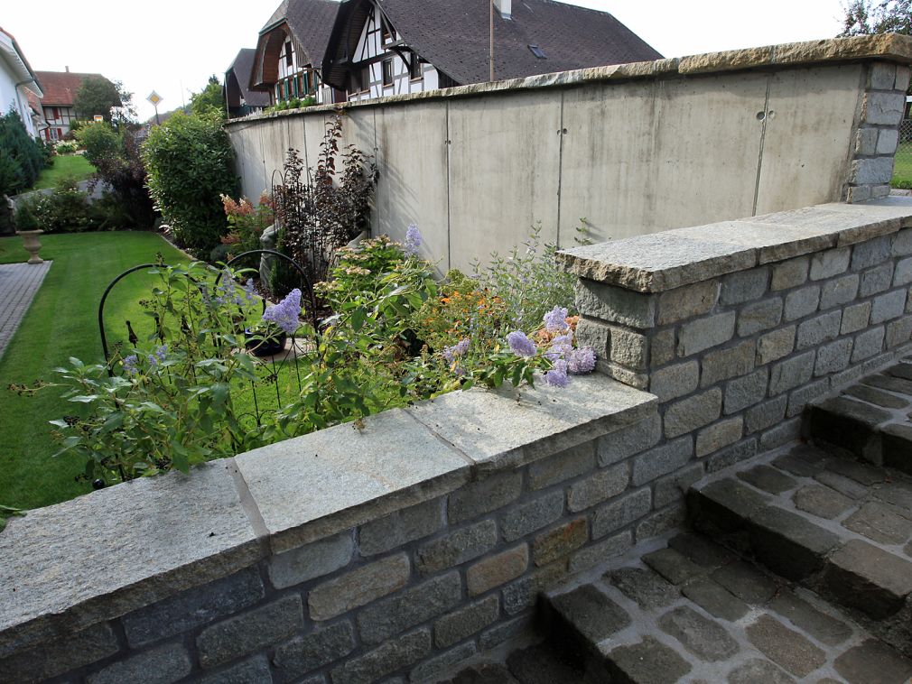 Verkleidung Betonstüzmauer mit Natursteinplatten